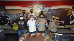 Ia mengatakan dikerjai oleh karyawan lain, ia mengaku akun instagramnya dibajak oleh karyawan lain ketika ia sedang lengah. Viral Status Akun Fb Juan Pembunuh Kakak Di Depok Ini Kata Polisi