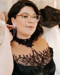 I'm quite literally still dreaming about these looks by @ellenellebridal 🖤  When a lot of plus size bridal is looking the same, I'm so thankful for  incredible designers like Leah who show