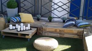 Stunning canape exterieur en palette salon colorac et fabriquac avec des palettes salon de jardin en palette with tuto canap palette. Meubles En Palettes Un Salon De Jardin A Petit Prix Femme Actuelle Le Mag