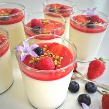 Panna Cotta Vanille Et Fruits Rouges Coulis De Fraise Panna Cotta Vanille