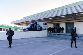 Portugueses cumprem expectativas em jornada de sotaque britânico. As Imagens Da Chegada Das Primeiras Vacinas A Portugal Coronavirus Publico