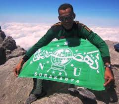 Pembayaran mudah, pengiriman cepat & bisa cicil 0%. Bendera Nu Berkibar Di Puncak Merapi