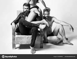 Sexy mulher nua amor em com dois homens barbudos bonitos. Jogos de sexo em  grupo na
