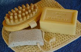 A questo punto il sapone sarà diventato una massa gelatinosa che andrà resa fluida, ma non con il calore. Come Fare Il Sapone Di Marsiglia In Casa Innaturale