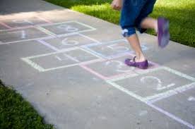 En todas las épocas, el juego, en el niño, conforma una inevitable y esencial etapa para la plenitud humana. El Retorno A Los Juegos Y Juguetes Tradicionales Sus Grandes Ventajas Familia Y Salud