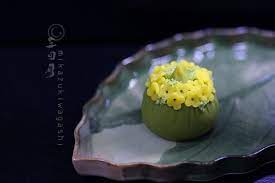 三日月 和菓子 はinstagramを利用しています 菜の花 三月蝶が舞う花畑 菜の花一面の黄色い畑 茶室に湯を沸かせば 菜の花の思いが変わり 少し寂しい想いもあり 今日の和菓子は 上生菓子 菜の花 油菜花 菜の花 三月 上生菓子 抹茶 煎茶 煉切 練り切り 茶道