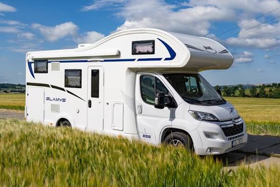 Wnętrze kampera Ford McLouis Glamys 322