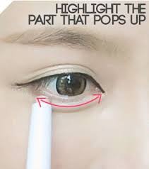 Hasil gambar untuk menghilangkan kantung mata dengan highlighter