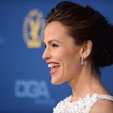 Raised in charleston, west virginia by her mother patricia ann (née english), a retired english teacher, and her father, william john garner, a former chemical engineer, she is the second. Jennifer Garner Aktuelle News Infos Bilder Bunte De