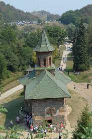 Mănăstirea prislop, locul unde se află mormântul lui arsenie boca, reprezintă un important loc de pelerinaj și rugăciune. File MÄnÄstirea Prislop 1 Jpg Wikimedia Commons