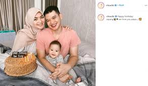 Citra kirana dan rezky aditya memamerkan momen bulan madu di instagram. Citra Kirana Pamer Pemotretan Keluarga Di Ultah Rezky Baby Athar Gemes