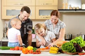 De la misma manera la palabra padres significa el padre y la madre. Familias Cocineros En La Cocina La Familia Real Fotografias De Stock Freeimages Com