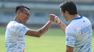 Batal bela timnas, ezra walian cium mesra kekasihnya. Pelatih Persib Senang Melihat Performa Ezra Dan Ferdinand Saat Tampil Bareng Berita Bola 2021 Satupedia Com
