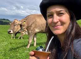 AgroExportados: Paula Lorber, la joven que trabajó en tambos de Alemania y  Dinamarca, ahora hace experiencia en Suiza
