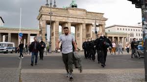 Heute hasst und hetzt er aus dem exil und nur wenige hören noch zu. Berlin Polizei Nimmt Tv Koch Attila Hildmann Bei Corona Demo Fest Augsburger Allgemeine