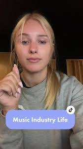 Madeline Stanton's Instagram, Twitter & Facebook