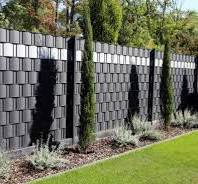 Ein Sichtschutzzaun aus Holz, Kunststoff oder Metall?