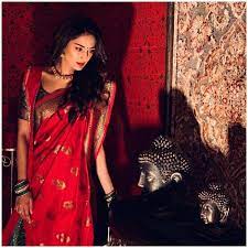 Erica fernandes in half saree | veethi. Erica Fernandes S Banarsi Saree Is A Must Have This Festive Season Here S Why Iwmbuzz