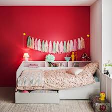 P Style Text Align Justify Un Mur Couleur Rouge Cerise Pour La Vitalite Une Guirlande Pastel Pour L Chambre Enfant Deco Chambre Enfant Decoration Chambre