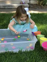 Juego libre niños 2 años. Scooping And Sorting Lids For Toddlers I Can Teach My Child Actividades Al Aire Libre Para Ninos Juegos Para Ninos Al Aire Libre Juegos Para Ninos 2anos