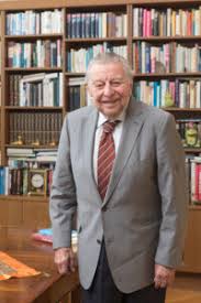 „hugo portisch war einer der wichtigsten und prägendsten journalisten österreichs und vor allem eine große persönlichkeit, die für viele generationen ein vorbild ist und bleibt, sagt landeshauptfrau. Journalistenlegende Hugo Portisch Society At