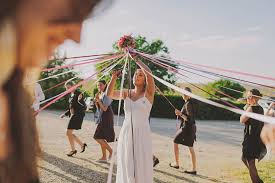 10 Idees Pour Surprendre Vos Invites Idee Animation Mariage Lance De Bouquet Photo Mariage