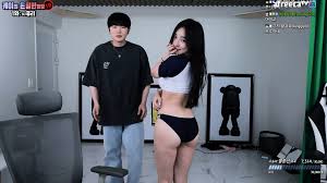 아프리카티비 비제이 방송에서 옷 갈아입고..브루마 의상 - EPORNER