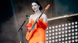Vincent, is an american musician, singer, songwriter and producer.she began her music career as a member of the polyphonic spree.she was also a member of sufjan stevens's touring band before forming her own band in 2006. St Vincent Is The Queer Genre Bending Musician Of Our Dreams Them