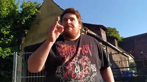 Pizza sous, mozzarella pendiri, pepperoni və halapenyo bibəri. Drachenlord Besuch 2 6 2019 Ausraster Wahrend Pizza Lieferung Video Dailymotion