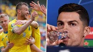 €* 23 eki 1989, leningrad, sscb. Get In Touch With Me Yarmolenko Pokes Fun At Ronaldo By Showing Off Coca Cola And Heineken Bottles Goal Com