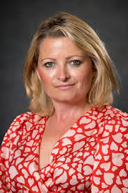 Elinor Carr's Instagram, Twitter & Facebook