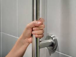 Features to consider in a bathtub rail for elderly individuals. 4 Bathroom Safety Tips To Prevent Falls In The Elderly Sonas