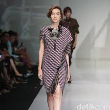 Baju lurik pria, baju lurik jawa pria, mo… july 22, 2021. Tantangan Mengolah Lurik Jadi Busana Modern Menurut Para Desainer