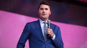 MIMORIADNE: Charlie Kirk je mŕtvy, naživo ho sledovali tisíce ľudí