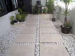 Une Entree De Maison En Dalle De Marbre Et Des Galets Travail Remarquable De Pierre Terrazzo Tile Terrazzo Flooring Pebble Tile