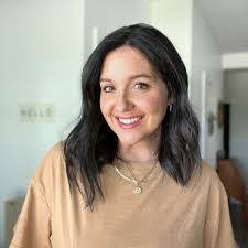 Alison Abramson's Instagram, Twitter & Facebook