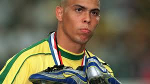 Ronaldo ehemaliger fußballspieler aus brasilien mittelstürmer zuletzt bei aktuell tätig als: Unvergessen Ronaldo Kampft Vor Dem Wm Final Mit Dem Tod Und Spielt Trotzdem Watson