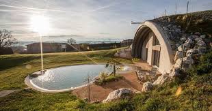Naturadome Des Courbes Qui Font Chuter Celle Du Rechauffement Climatique Maison Bioclimatique Maison Enterree Maison Souterraine