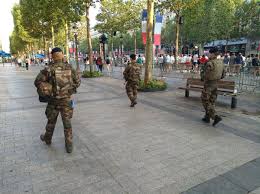 Sur la tenue de cérémonie, ils sont portés sur les manches, sans le caducée ; Armee De Terre Ar Twitter En Treillis Ou En Tenue De Defile Nos Soldats Se Tiennent Tousprets Aux Cotes Des Francais