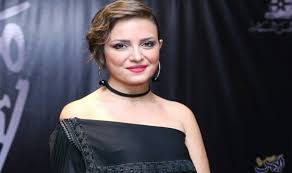 ريهام عبد الغفور تكشف أسباب اعتذارها عن egyptian actress fashion strapless top