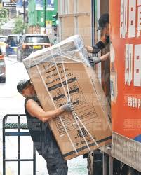 張致恒為養家做咕喱直擊黑雨送雪櫃好老闆預支薪水租屋住由人氣組合Boyz成員淪落到長期財困，前英皇歌手張致恒 （Steven）與太太區燕雯（雯雯），一家六口生活捉襟見肘。《東周刊》就獨家發現，Steven近日已經由拉電纜工人，轉做送電器的咕喱。日前，他在黑 雨中負重送貨 ...