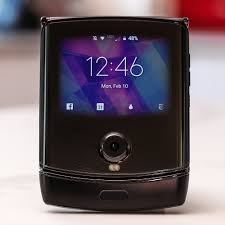 Lg is entering a highly experimental phase of being a phone maker, in which it tries to woo new customers over with all sorts of unique designs. Motorola Razr Review Folding Flip Phone Flops The Verge