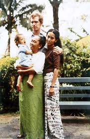 Aung san suu kyi is best known to be the opposition leader in myanmar, and also the winner of the nobel prize for peace in 1991. Aung San Suu Kyi S Mother Daw Khin Kyi Meets Her Grandson Alexander For The First Time On A Family Visit T Vintage Myanmar Myanmar Dress Design Myanmar Art