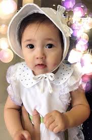 Bé gái được Hoa hậu Đỗ Mỹ Linh, Mai Phương Thúy khen nức nở nhưng mẹ chê  "gầy như que củi", 9 tuổi ở nhà 400 tỷ