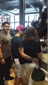 Awwww eyeliner ideas to make you look hot! Eleanor Calder And Louis Tomlinson Kissing In Montreal The Feels Louis And Eleanor Louis Tomlinson Eleanor Calder One Direction Girlfriends