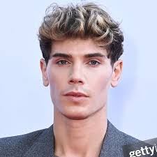 Awkward Moments: Acting Embarrassed to Kiss My Boyfriend