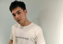 作詞：黃偉晉 / 婁峻碩 作曲：黃偉晉 / 婁峻碩 編曲:魯綱宇 癱在我的房間 貓咪踩過幾遍 ba la da la di la day 被甩掉的第七天 手機丟在一邊 讓我fade out 一切 ba la da la di la day 訊息奪命連環sent 說現在得推我去海邊 夕陽咖啡店 說壞的心情會隨著日落不見 oh éŸ³æ¨‚æœƒå»¶æœŸæ€•é–‹è³£æ²'ç§'æ®ºé»ƒå‰æ™‰æ•…æ„ç¡éŽé ­ä¸æƒ³é¢å°