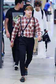 Ada baju yang terlalu sederhana tapi kalau pakai tambahan akseasoris jadi terasa berlebihan. 10 Ide Mix And Match Kemeja Kotak Kotak Ala Idol Kpop Cowok