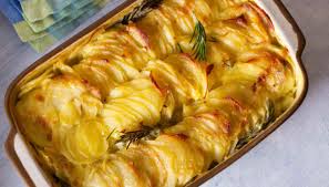 Ora disponete le patate su una teglia da forno unta con del burro e ricopritele con abbondante salsa besciamella. Patate Al Forno Con Besciamella Un Contorno Gustoso E Saporito