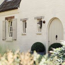 Hi, i have a small spanish house ( under 1200sq) and i want to paint exterior simply white with med blue windows with brick sills? 95 Painted White Brick Houses Ideas House Exterior Exterior Design White Brick